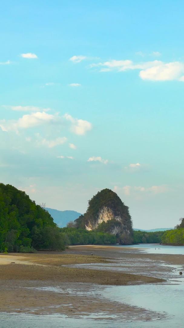泰国甲米山林蓝天白云河流延迟视频的预览图