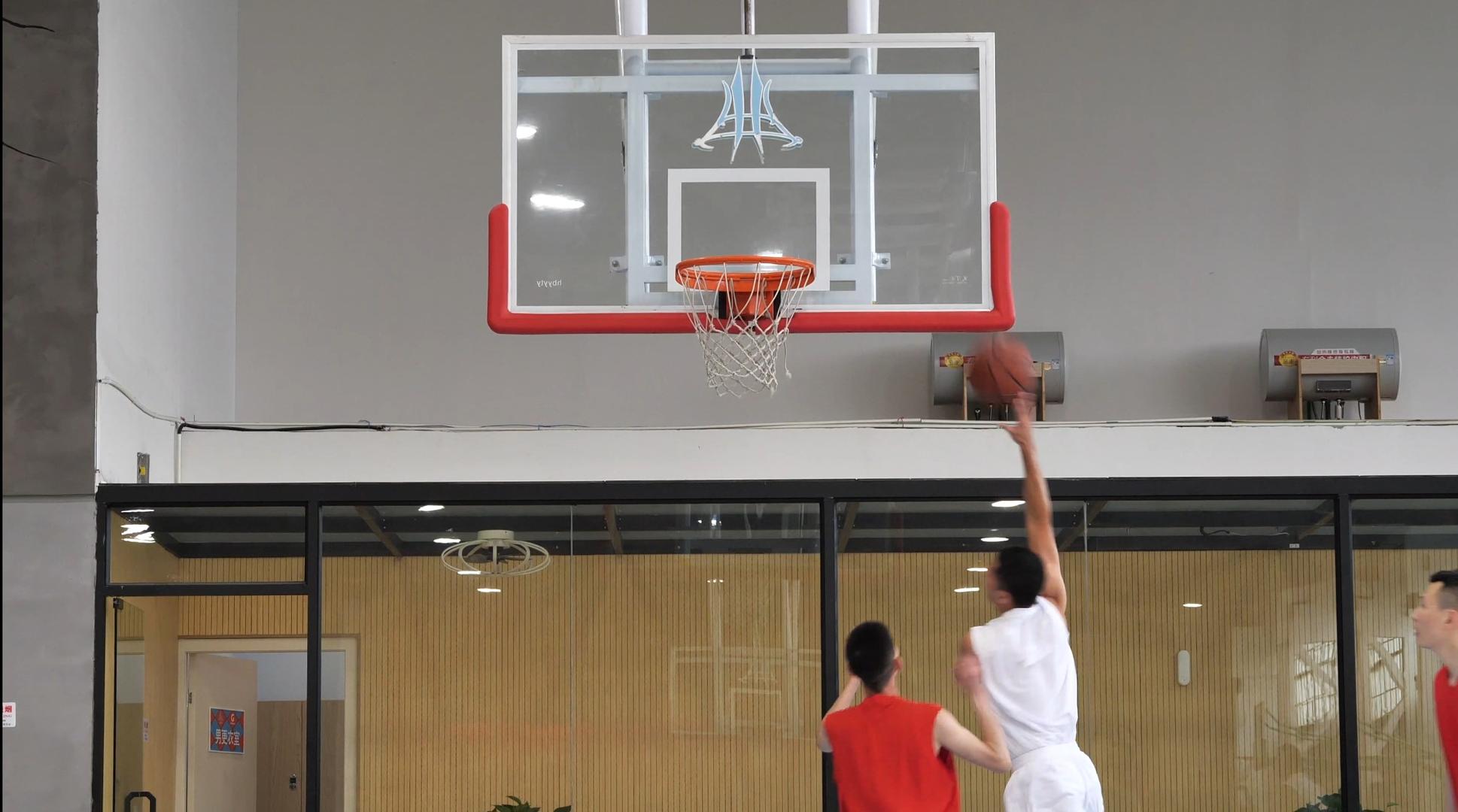 篮球运动员跑位传球上篮视频的预览图