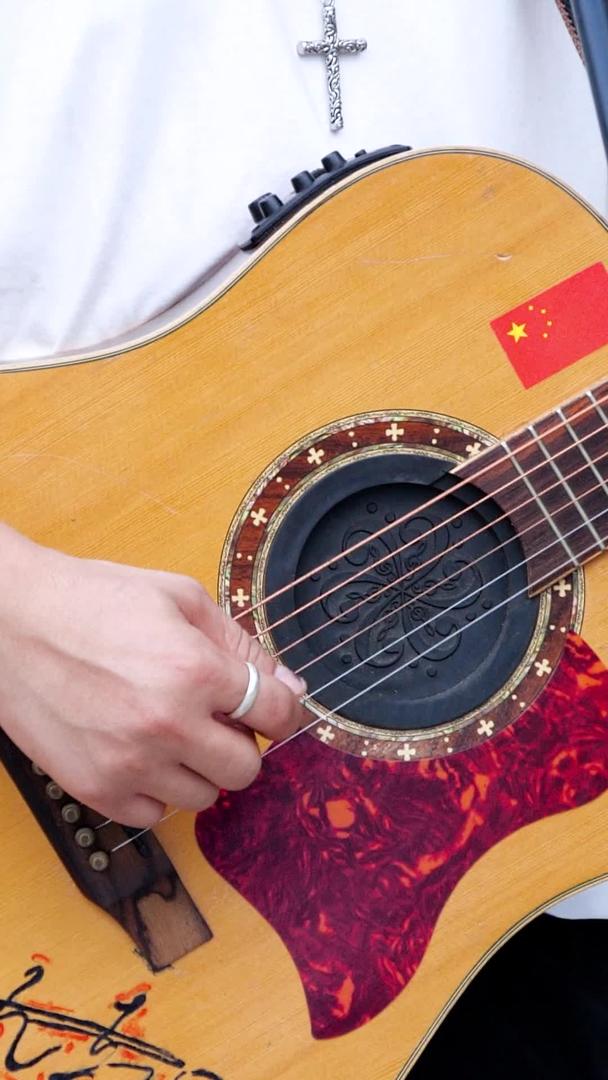 吉他弹奏吉他街头自弹自唱的青少年视频的预览图