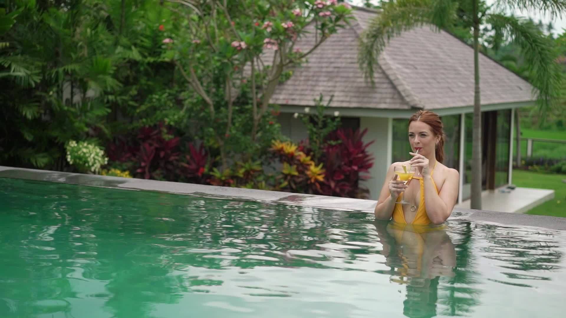 游泳池里的年轻女孩暑假聚会视频的预览图