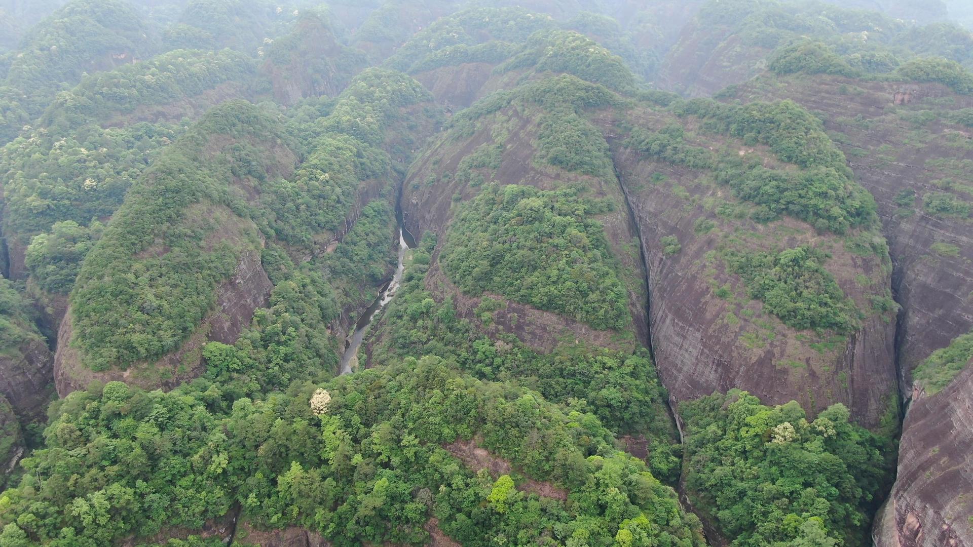 航拍丹霞地貌视频的预览图