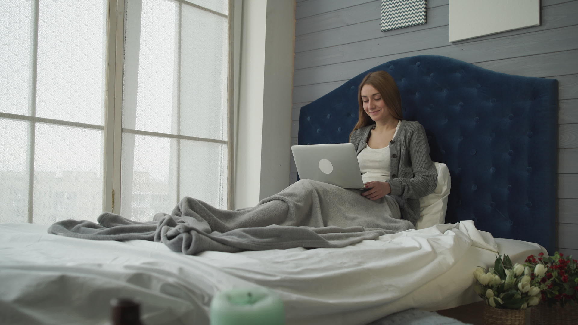 早上女孩在床上和笔记本电脑聊天视频的预览图