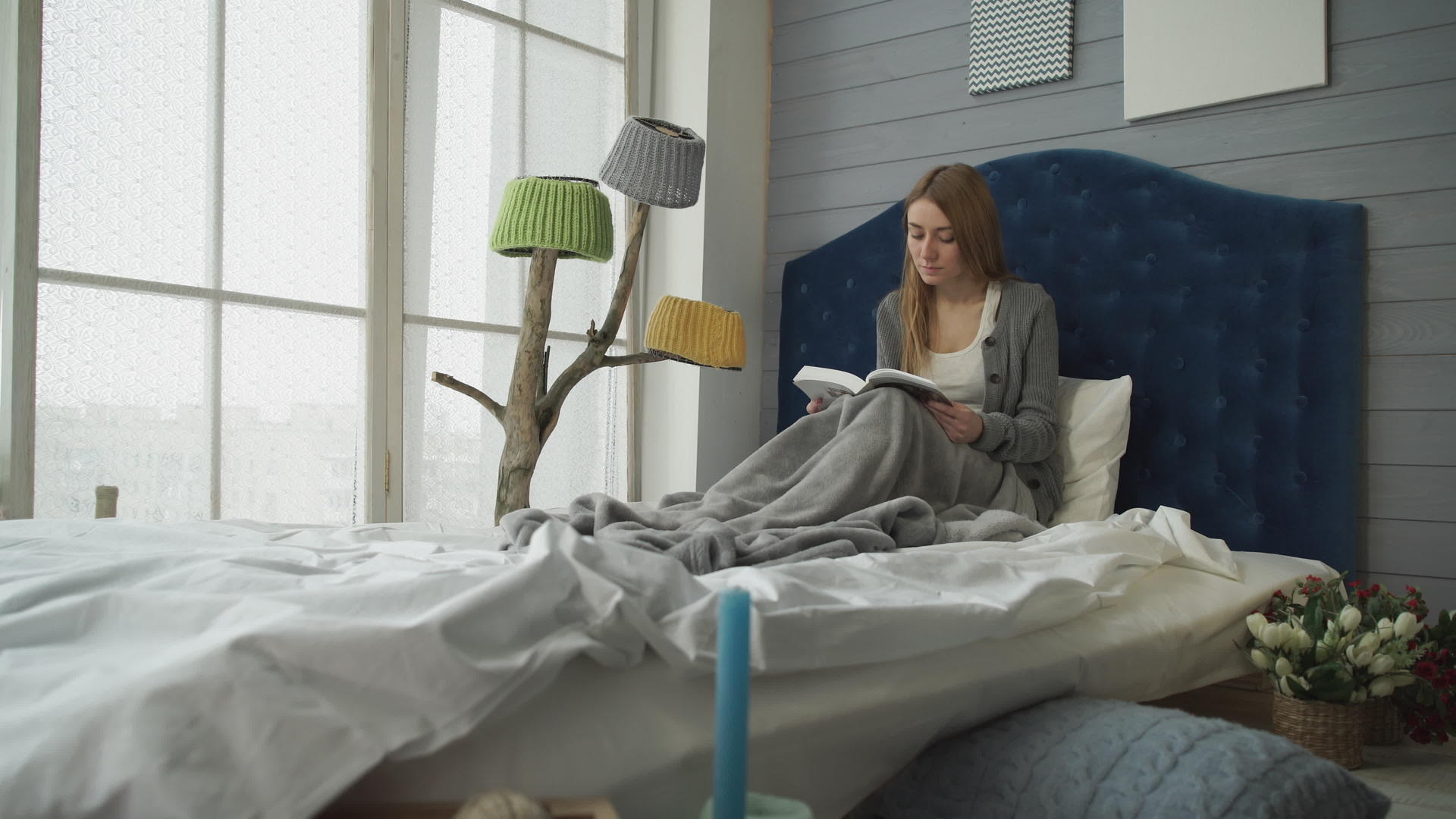 金发美女在床上看书的时候还坐在床上视频的预览图