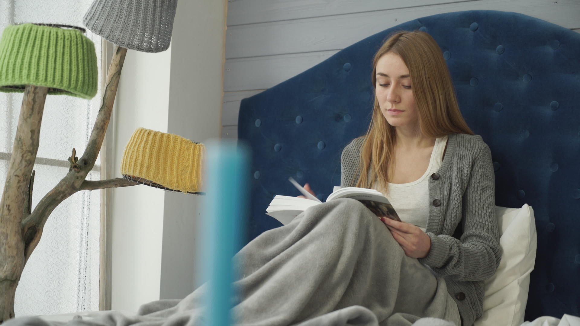 一个年轻女孩在床上看书视频的预览图