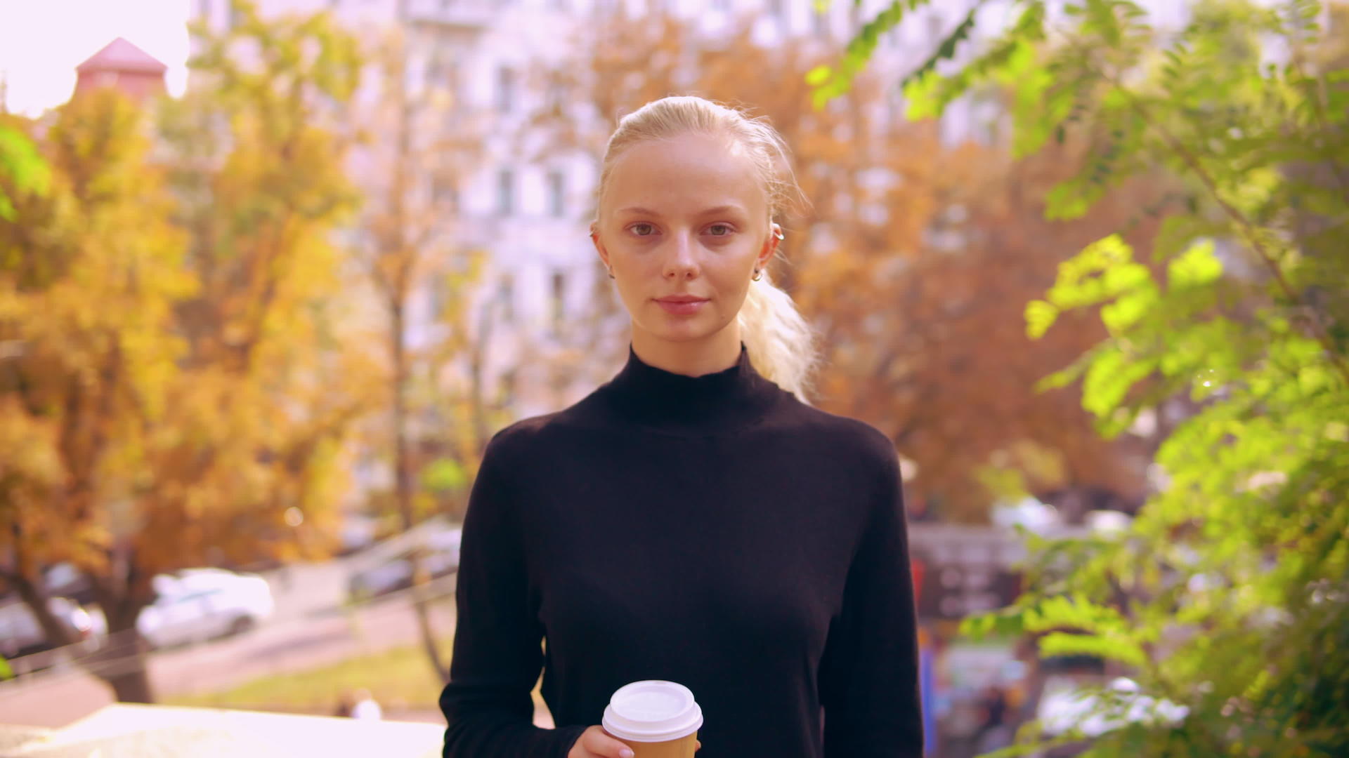 秋天城市的caucasian女人肖像视频的预览图