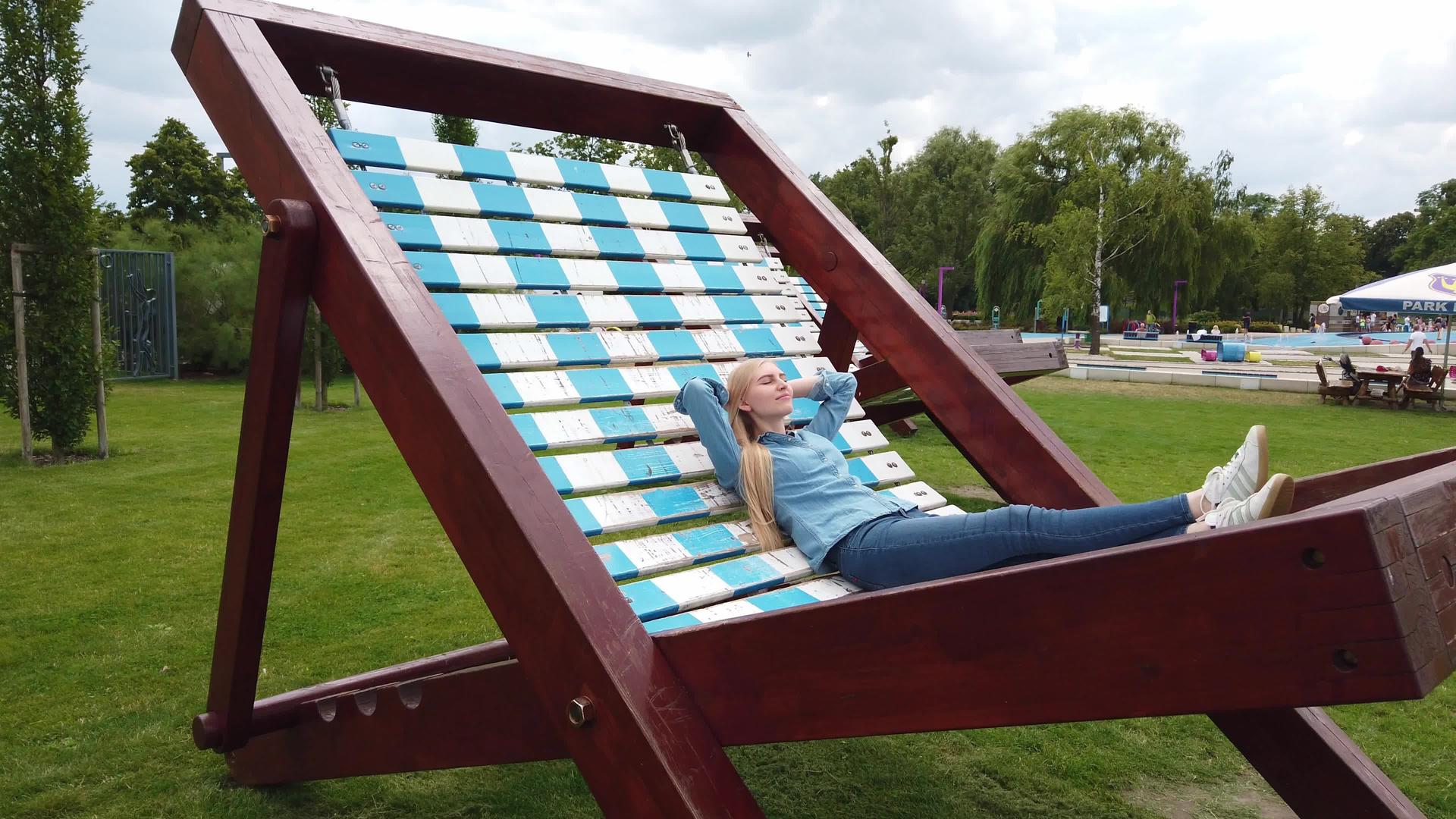躺在公园里一把很大的甲板椅子上视频的预览图