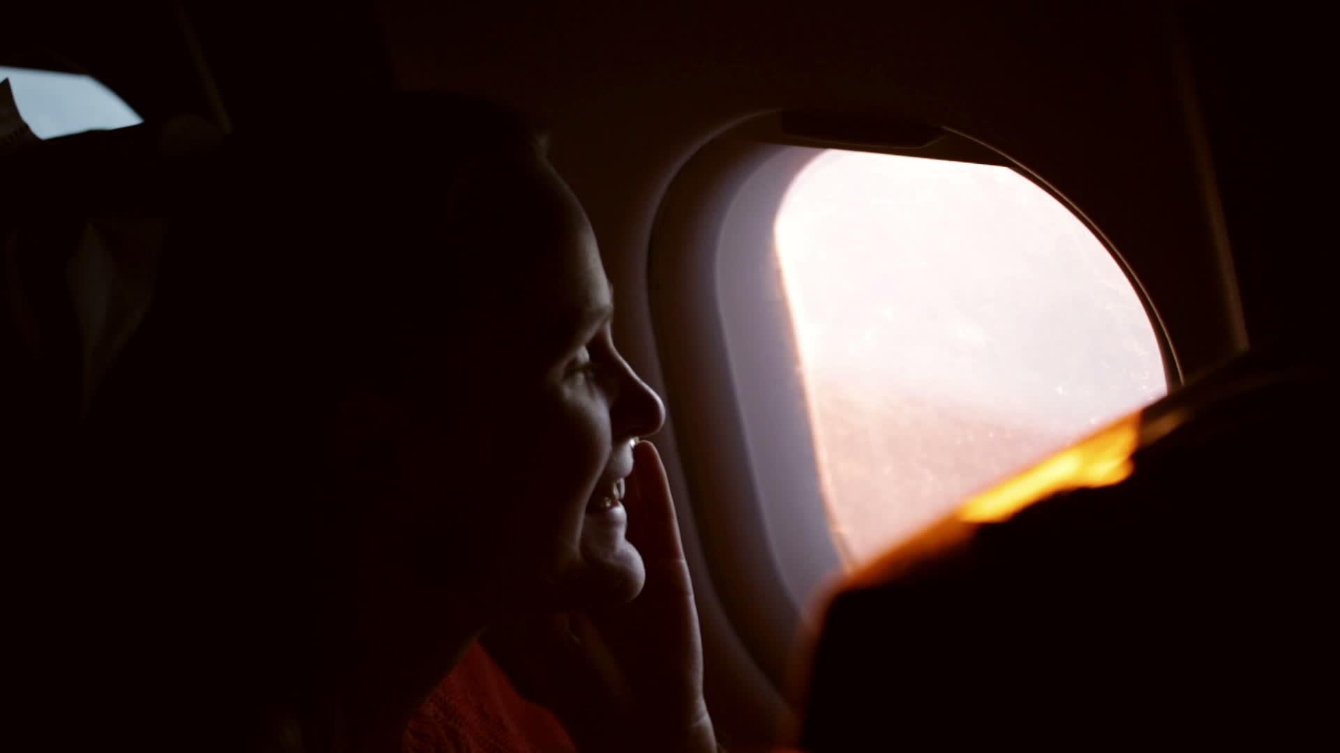 女人在飞机上打电话视频的预览图