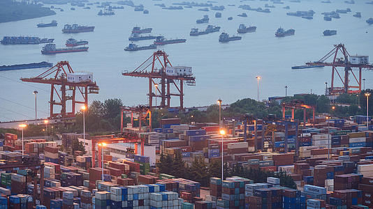 延时摄影城市物流长江港口集装箱码头繁忙的工作劳动现场夜景4k素材视频的预览图