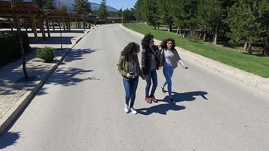 三名女游客在一条空街上行走视频的预览图