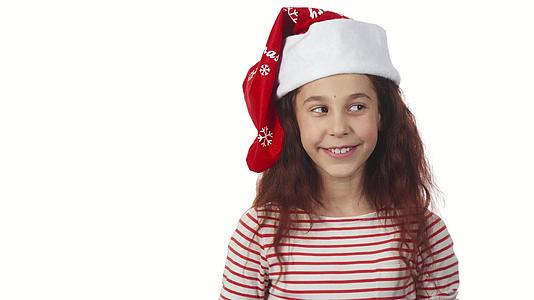 一个戴着圣达卡帽的女孩微笑着看着镜头视频的预览图