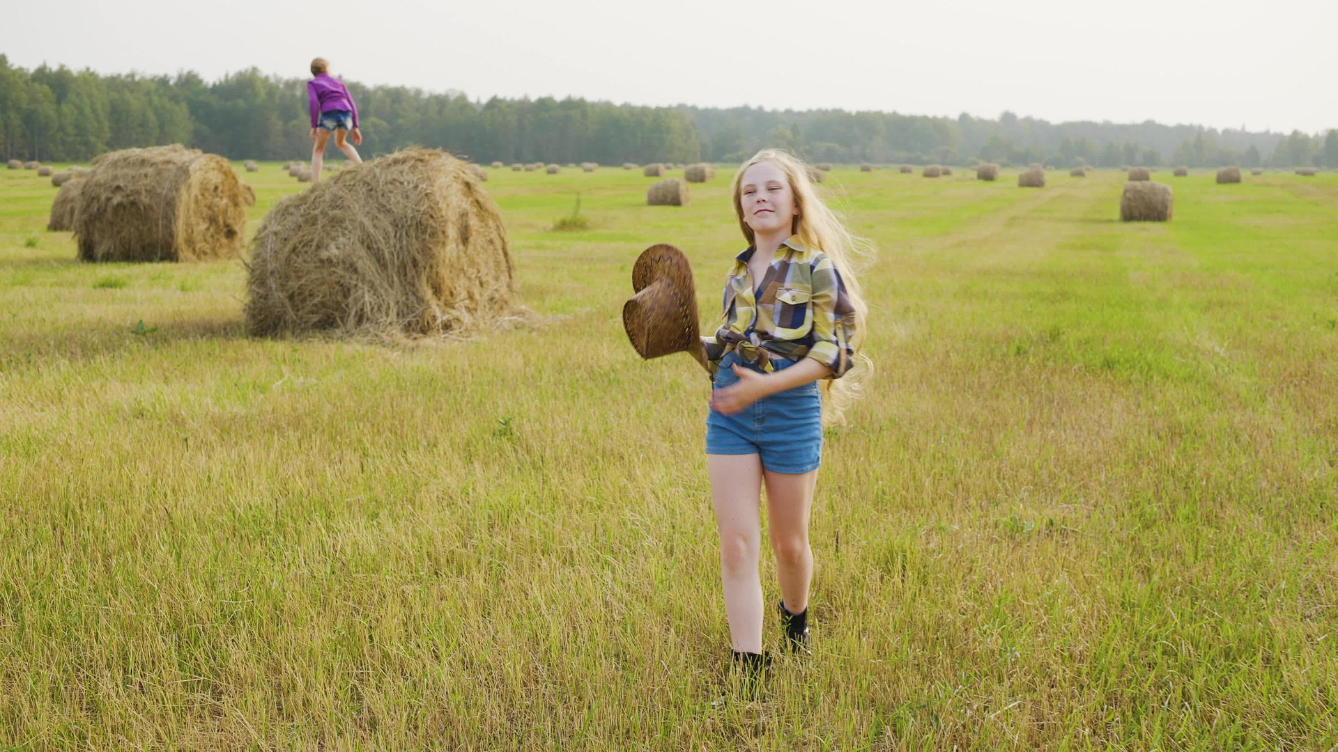 穿着格斗衬衫和帽子的女牛仔在农村视频的预览图