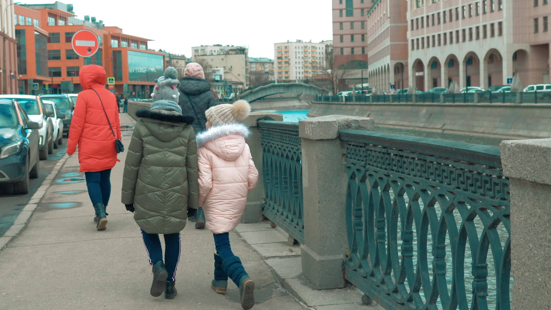 在城市建筑的背景下有母亲的女孩走在城市路堤上视频的预览图