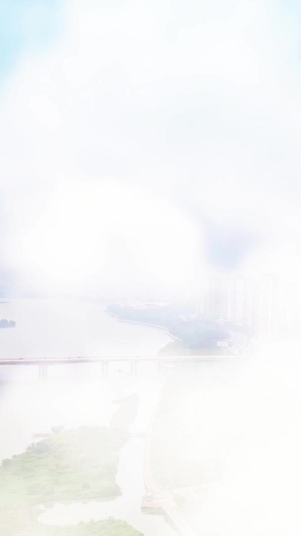 航拍穿过云层看见江景房视频的预览图