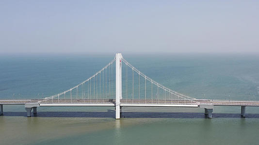 海边的大桥航拍4K视频视频的预览图