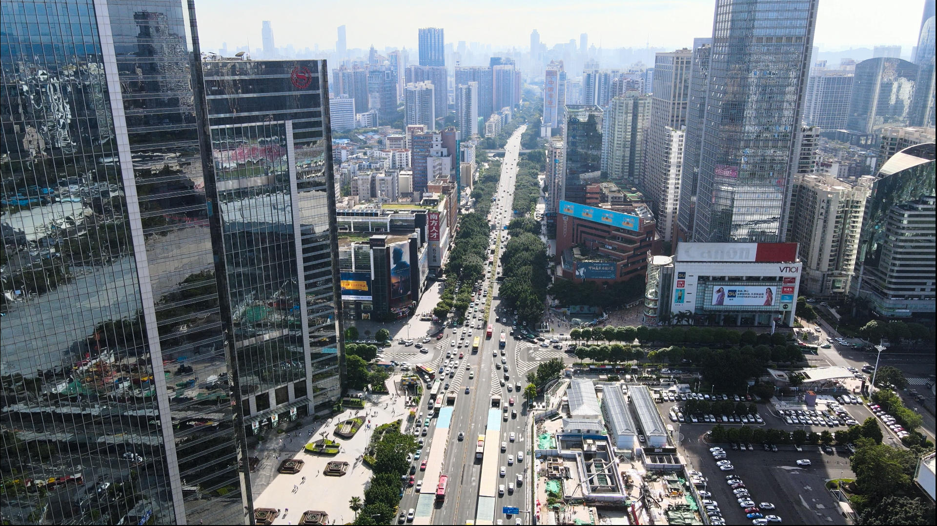 4k高清航拍广州一线城市天河路阳光明媚城市车流视频的预览图