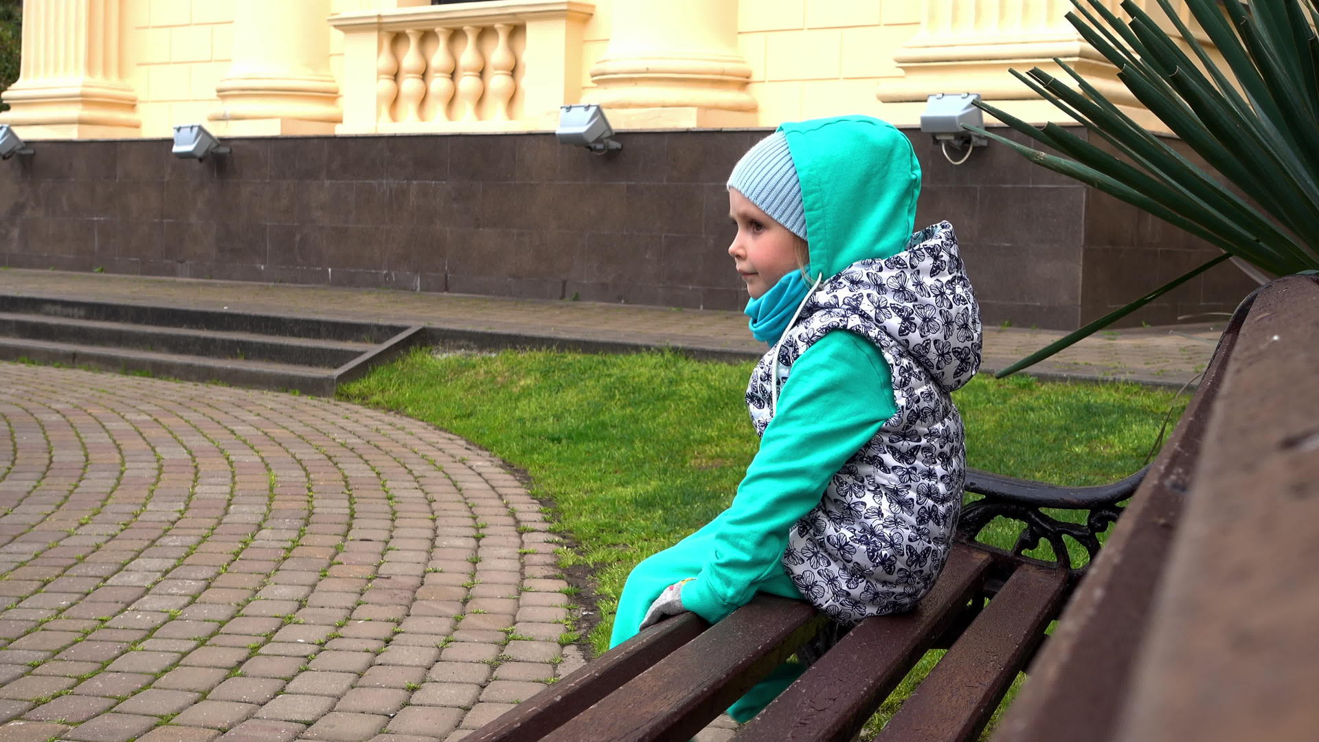 孤独的孩子坐在长凳上视频的预览图