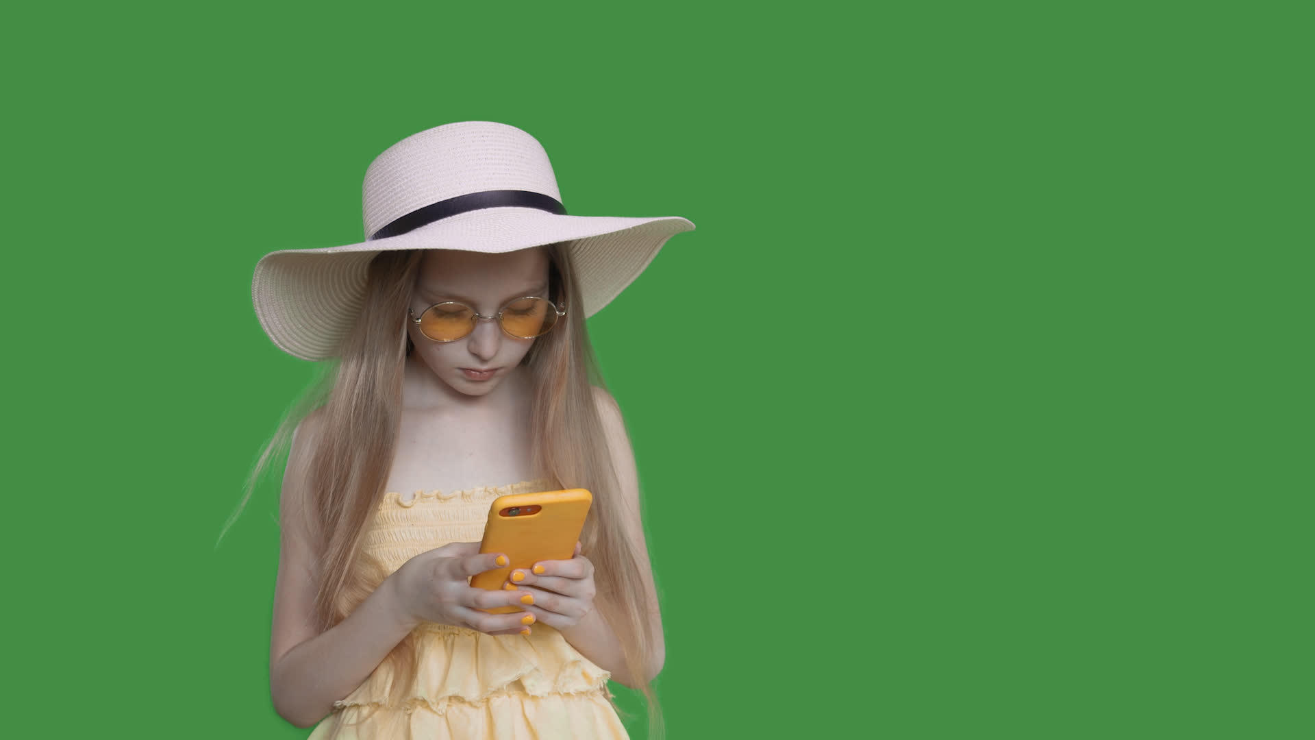 长发女孩在暑假阿尔法频道浏览手机在暑假期间视频的预览图