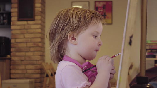小女孩在画布上画画等待批准视频的预览图