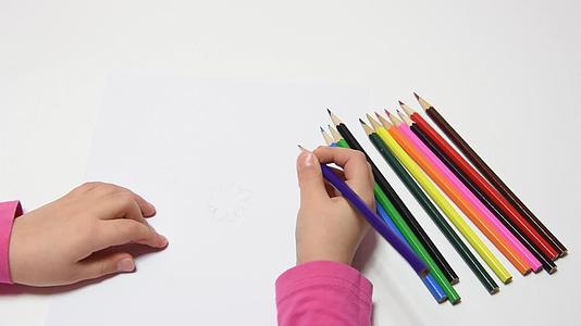 女孩画铅笔花摇摆视频的预览图