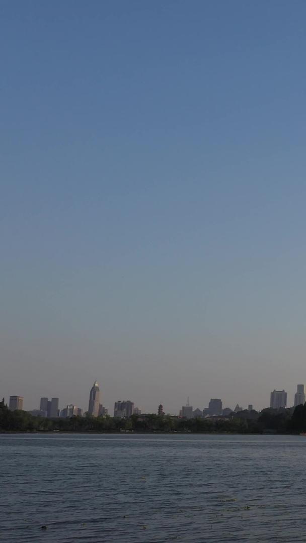 南京市玄武湖公园城市地平线夕阳城市群航拍城市视频的预览图