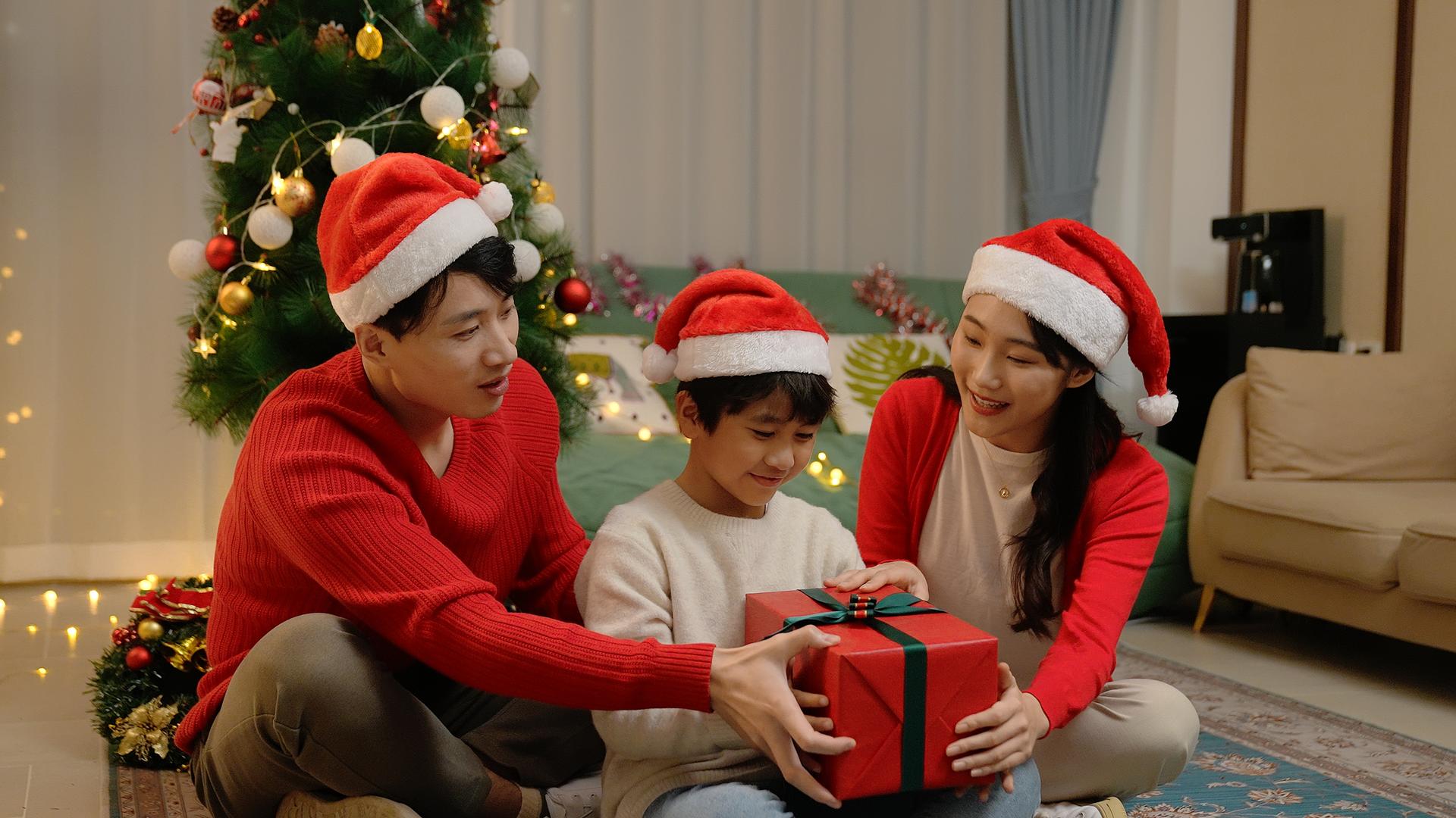 小男孩和爸爸妈妈一起拆除圣诞礼物视频的预览图
