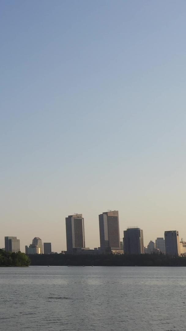 南京市玄武湖公园城市地平线夕阳城市群航拍城市视频的预览图
