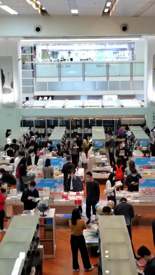 深圳购书中心周末买书看书的人群视频的预览图