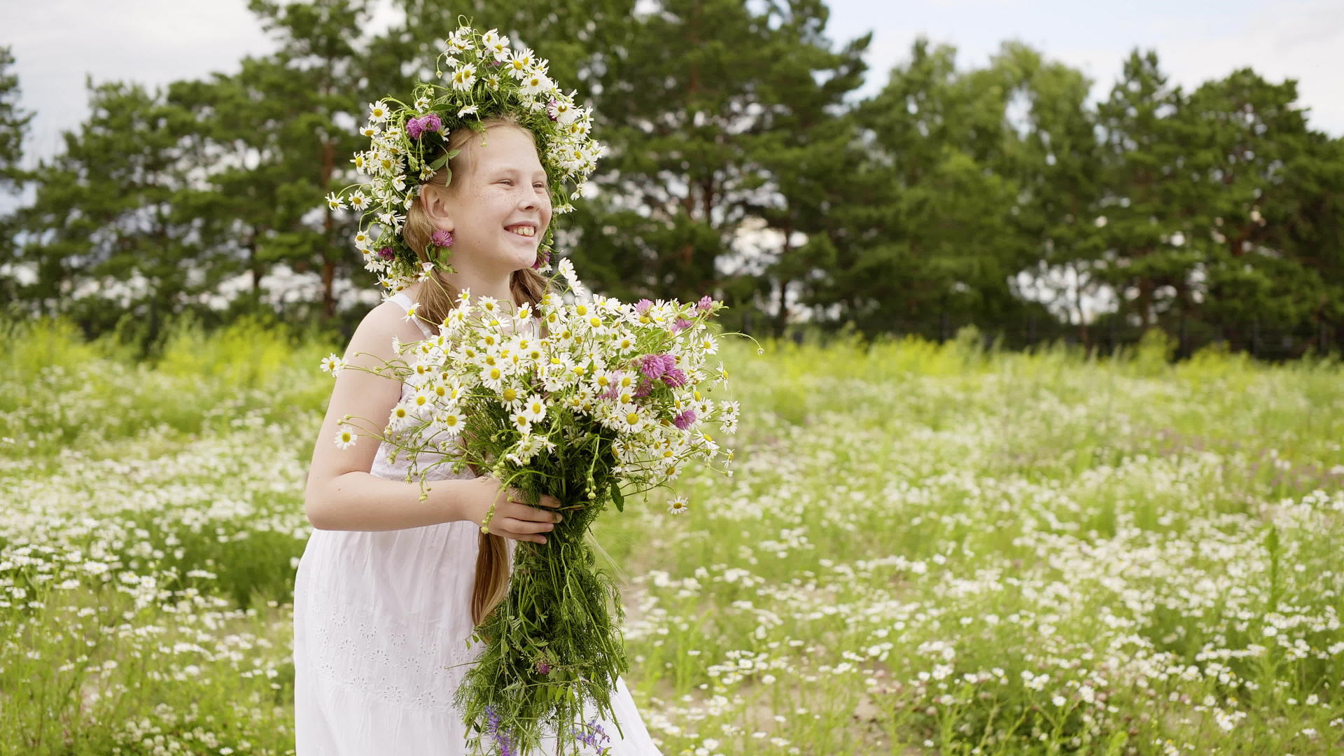 穿着白色衣服的快乐女孩有花束和花圈视频的预览图