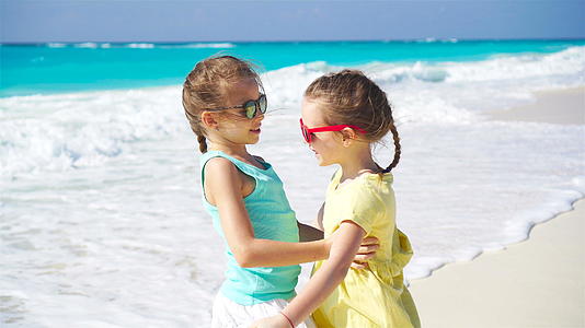 暑假期间可爱的小女孩和孩子们享受他们的旅行视频的预览图