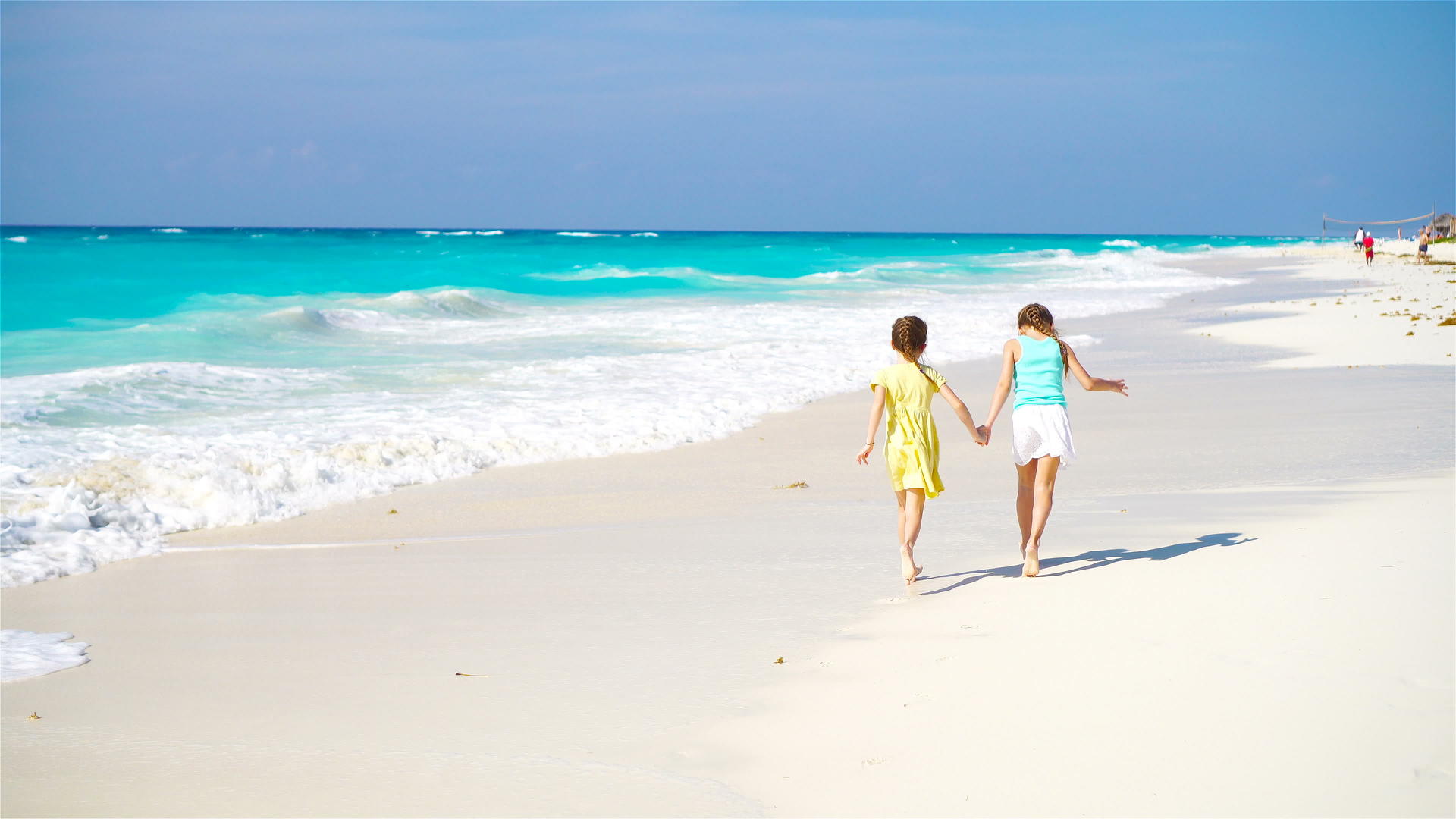 暑假期间可爱的小女孩们在白色的海滩上玩得很开心视频的预览图