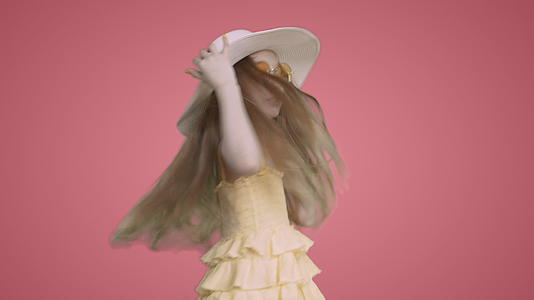 穿着黄色连衣裙和帽子的女孩在粉红色的背景下跳舞唱歌视频的预览图