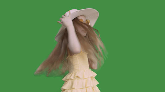 一个十几岁的女孩穿着黄色的衣服和帽子在阿尔法频道唱歌跳舞视频的预览图
