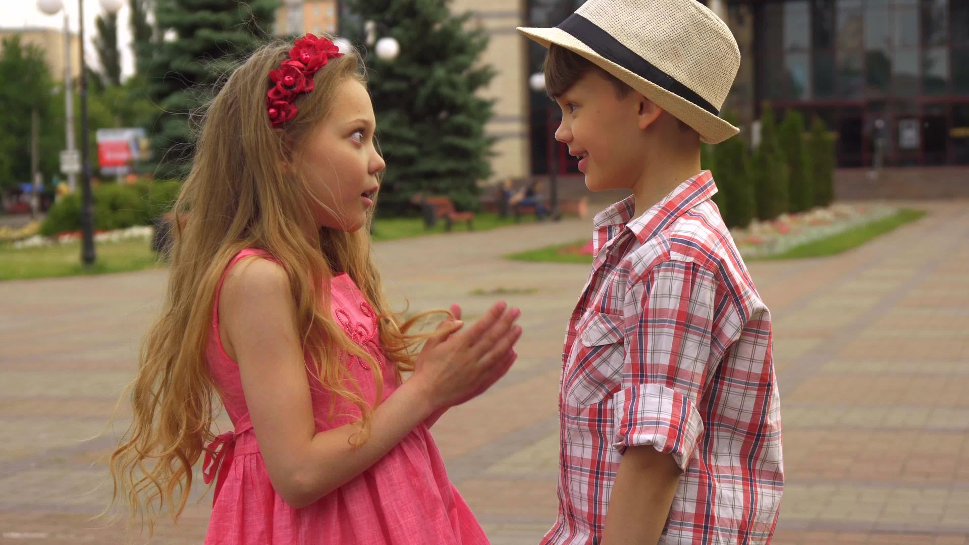 男孩和女孩在户外交谈视频的预览图
