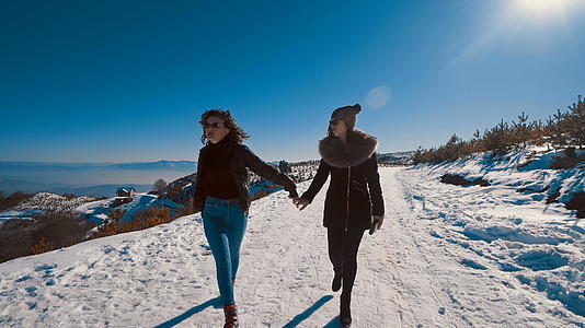 在山冬公园快乐散步的少女模范女孩享受自然生活的快乐和自然生活视频的预览图