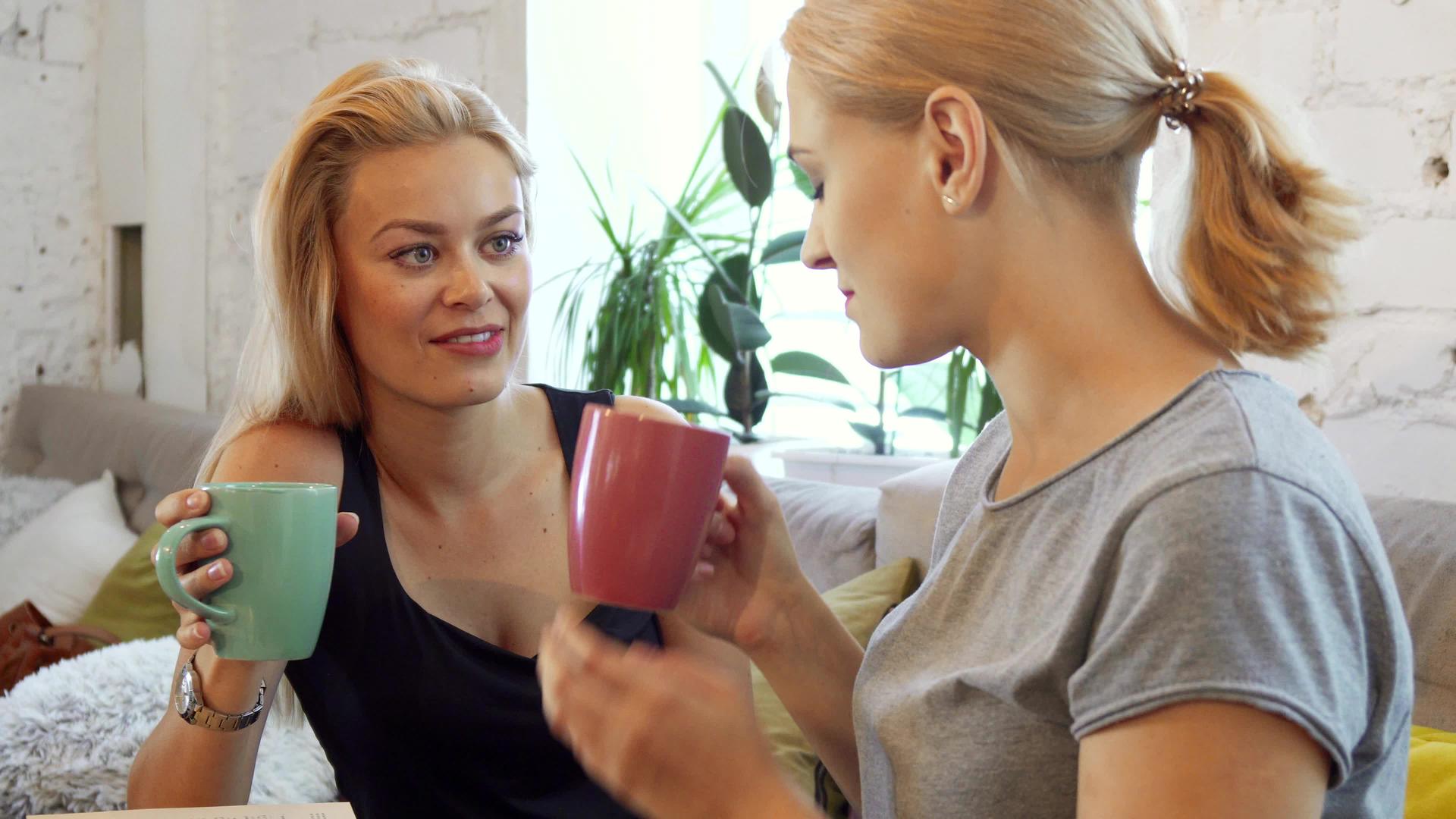 两个女孩正在喝咖啡视频的预览图