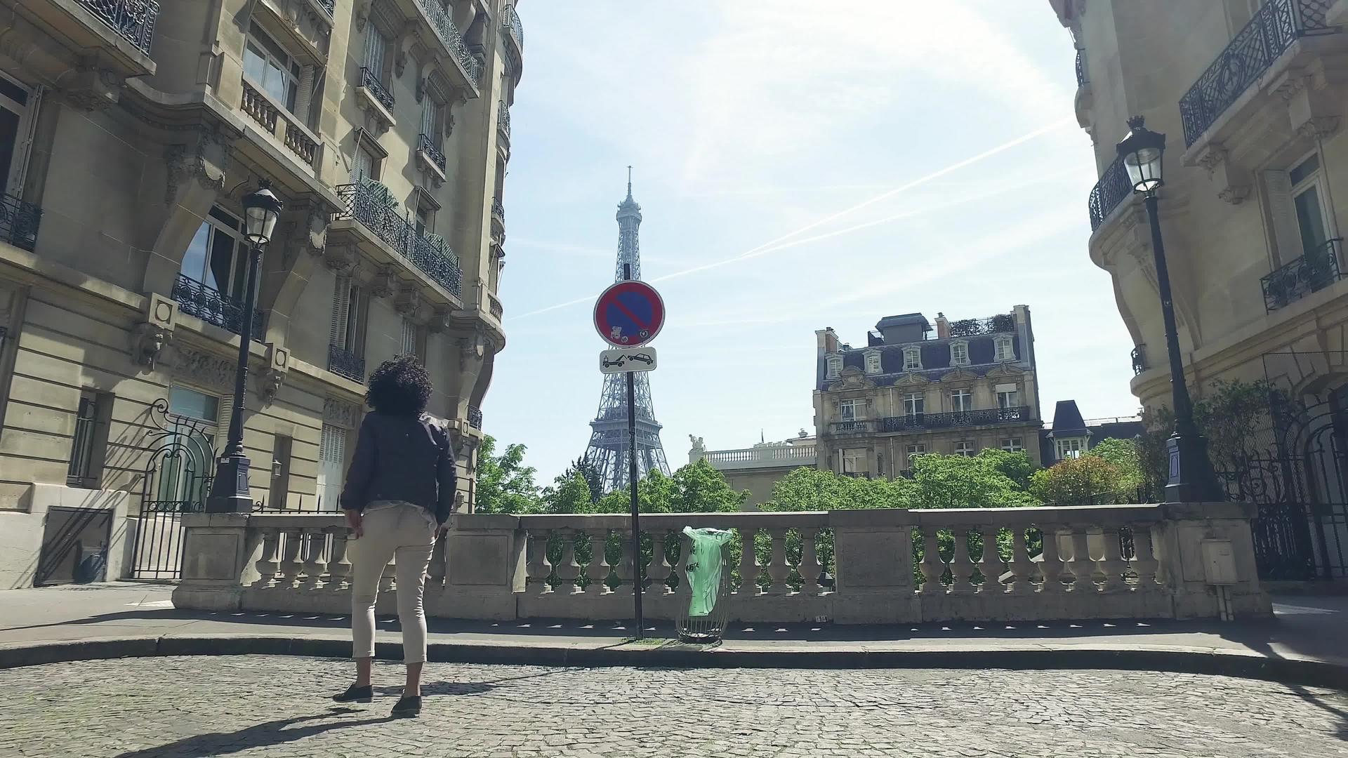 快乐的巴黎旅游理念女性从古老的传统街道欣赏埃菲尔铁塔视频的预览图