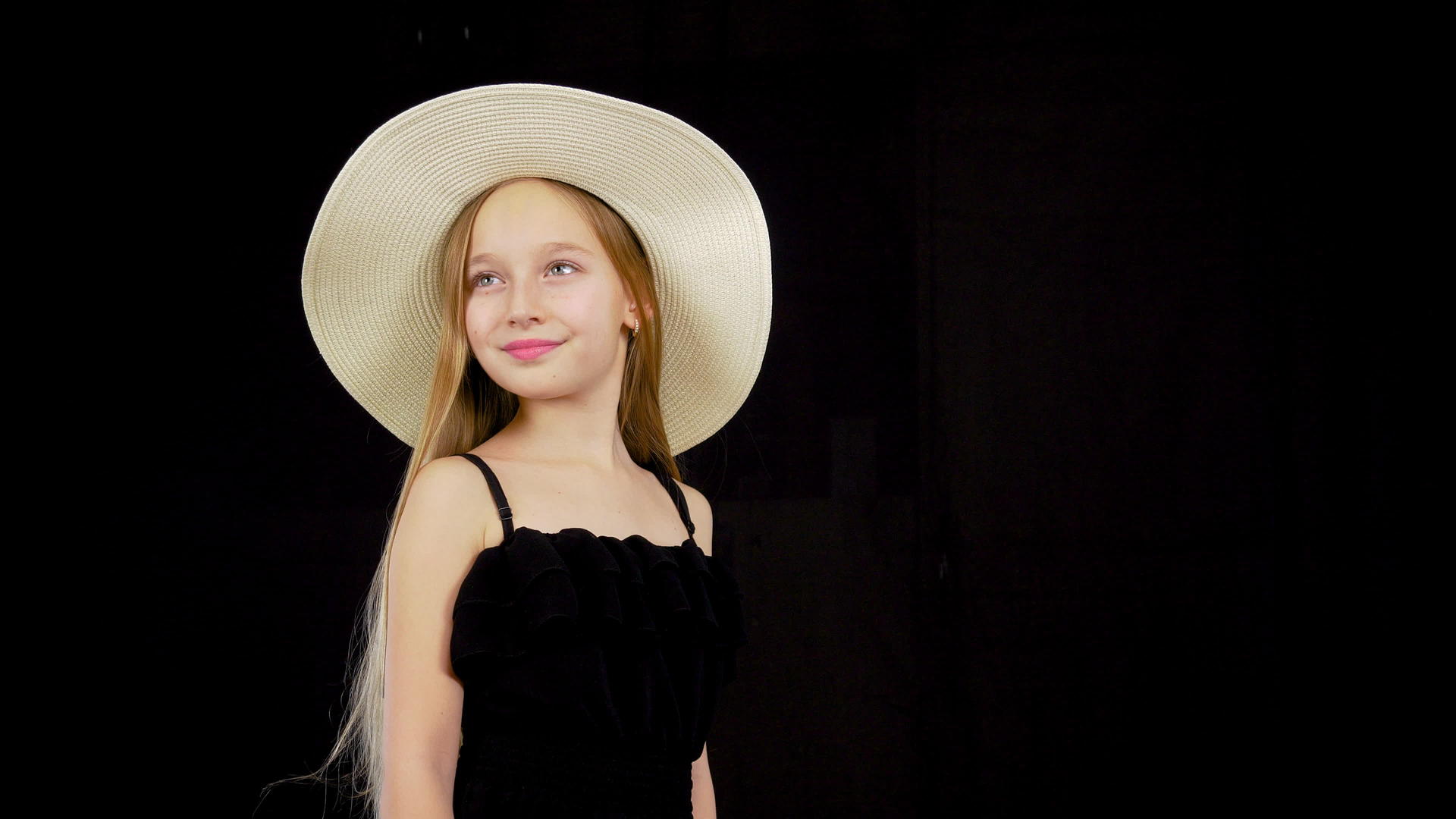 年轻女孩穿着黑色裙子戴着帽子视频的预览图