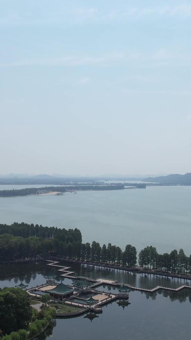 航拍蓝天白云晴天湖北5A级旅游东湖十大景点之一碧潭观鱼素材视频的预览图