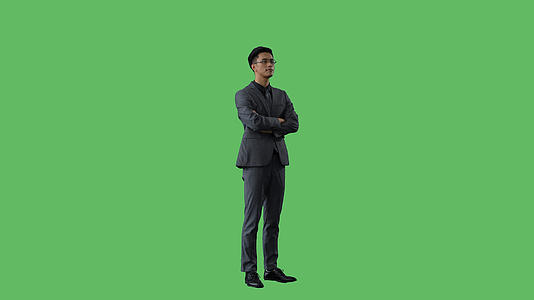 4k绿幕合成抠像商务男性侧面抱胸全身动作视频的预览图