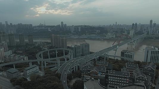 航拍重庆菜园坝长江大桥视频的预览图