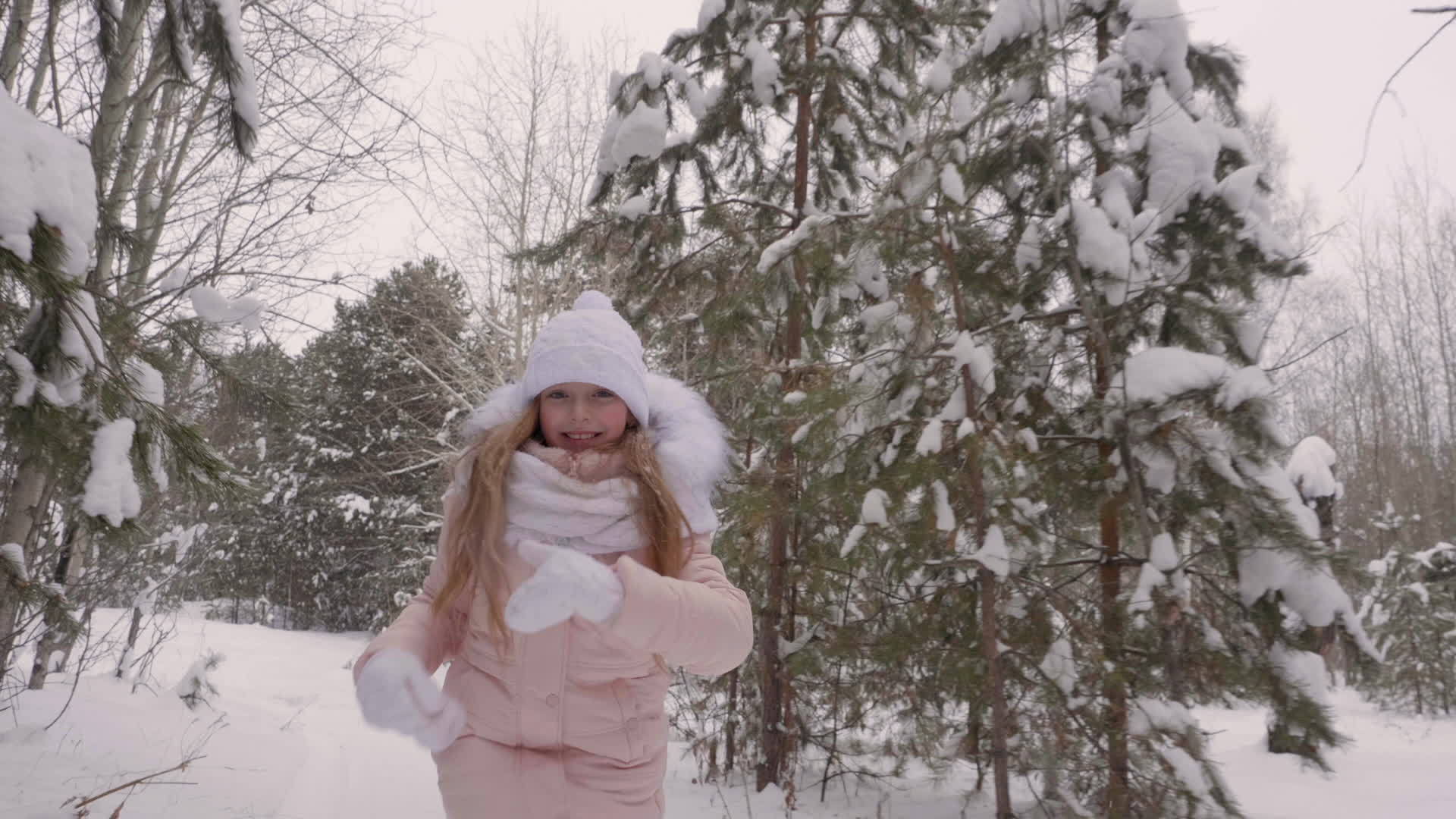 女孩在雪地树林里跑来跑去视频的预览图
