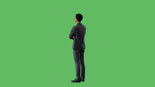 4k绿幕抠像商务男性抱胸背影形象视频的预览图