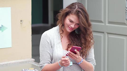 迷人的年轻女性在视频中使用手机视频的预览图