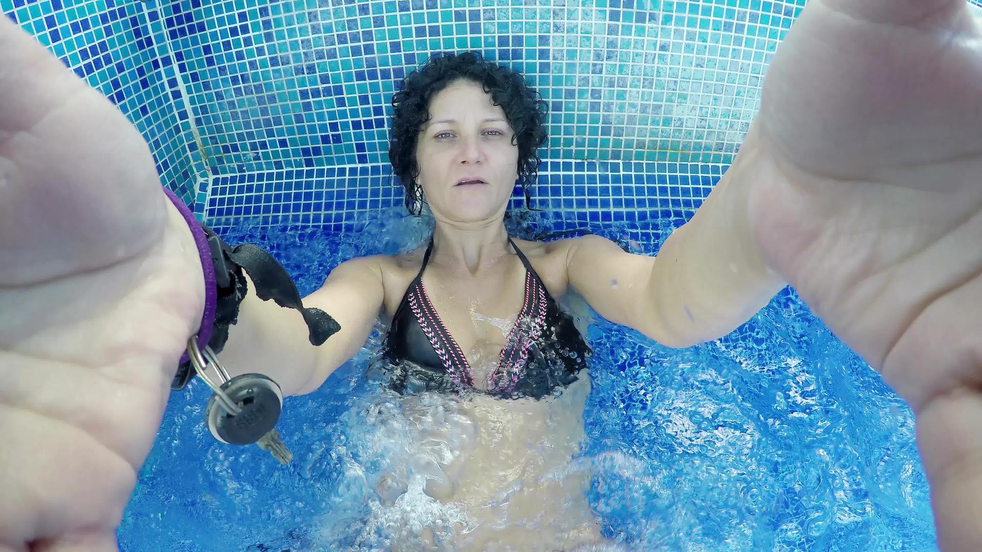 女性在温泉热温泉游泳池放松身体健康视频的预览图