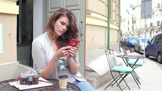 年轻的美女们坐在欧洲城的街头咖啡馆里笑着视频的预览图