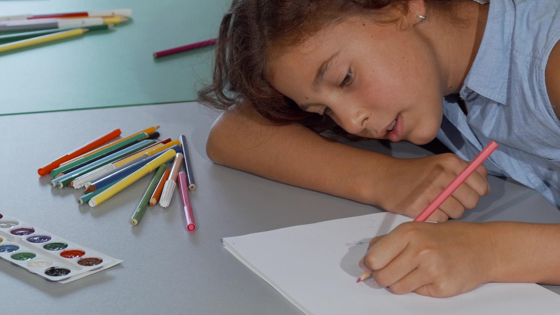 快乐的小女孩在画草图时微笑着视频的预览图