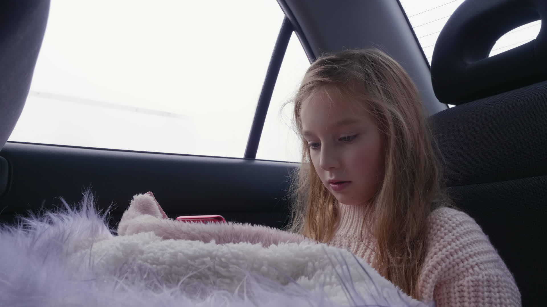 年轻女孩在车里使用智能手机视频的预览图