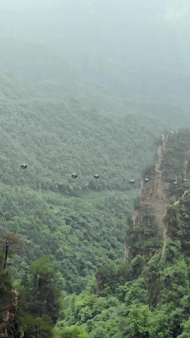 缆车航拍在山林中视频的预览图