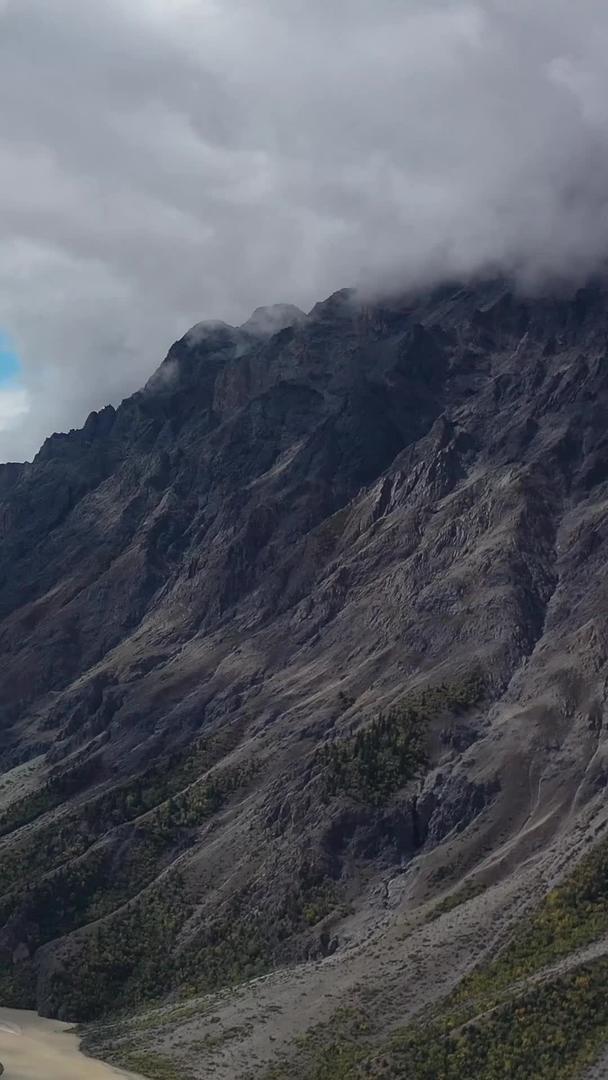 西藏然乌湖风光航拍视频视频的预览图