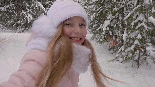 快乐的女孩穿过冰雪之路视频的预览图